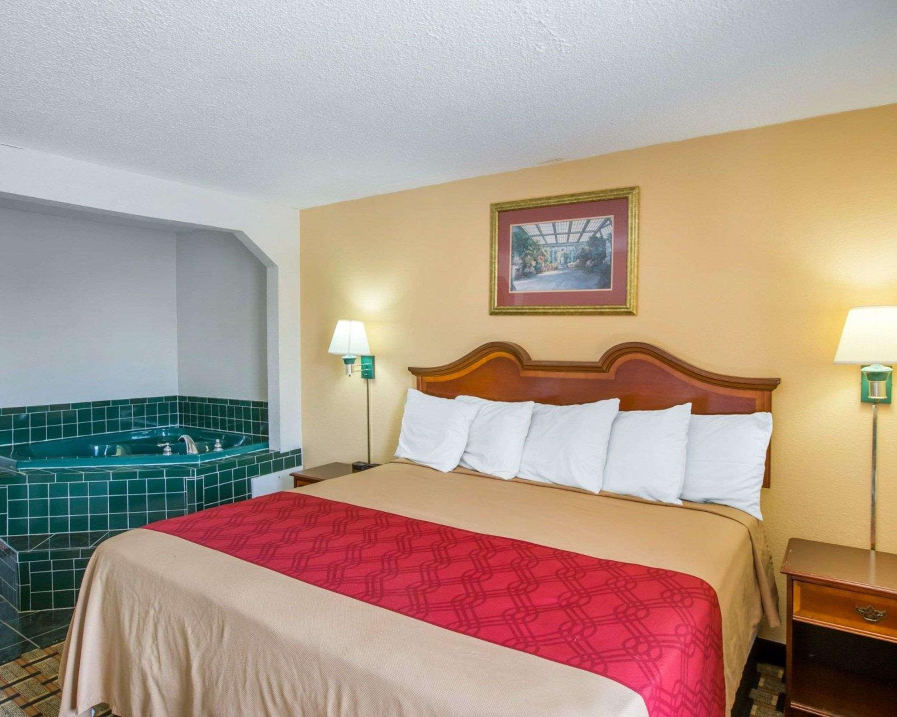 Econo Lodge Inn & Suites Macon Exterior foto