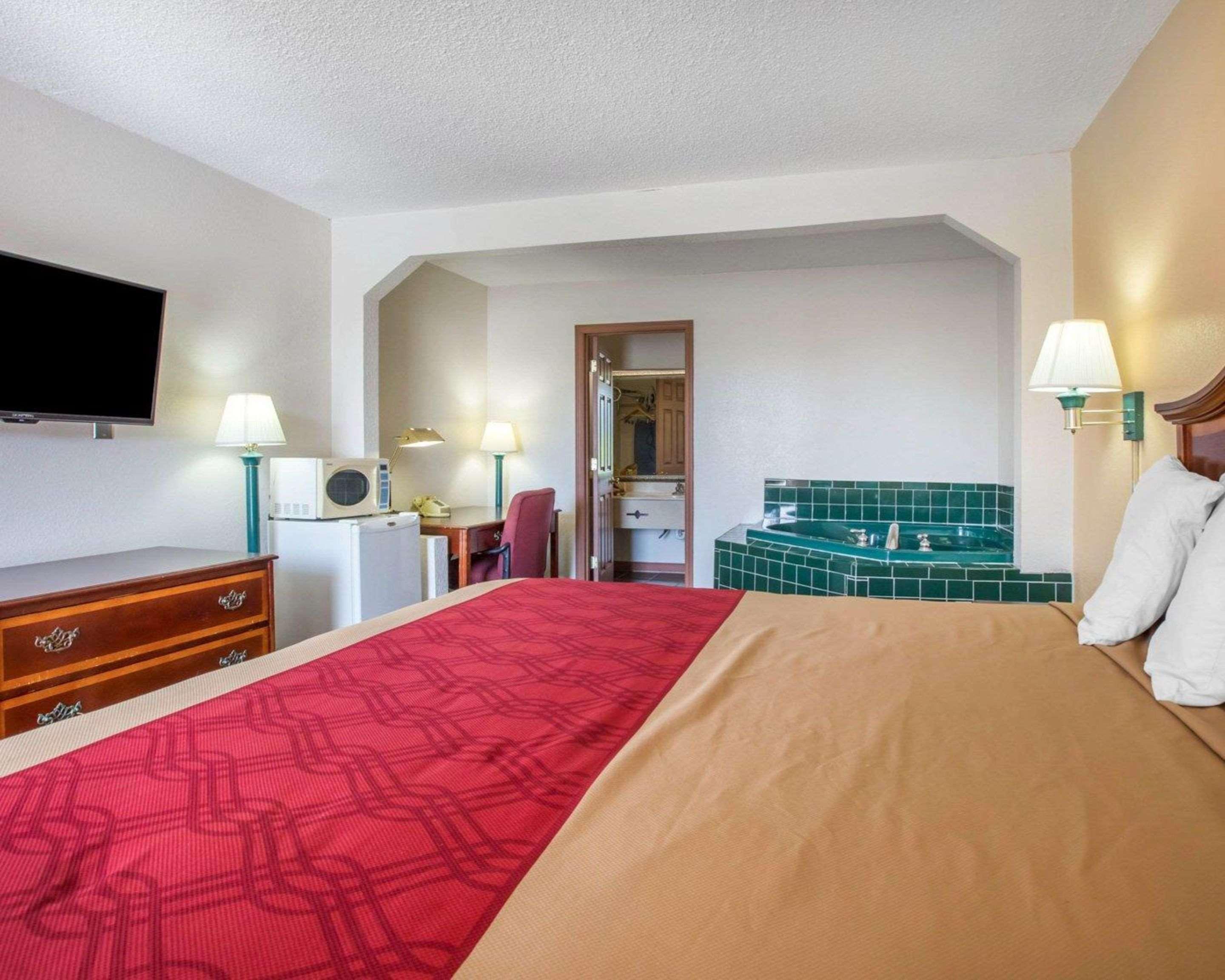 Econo Lodge Inn & Suites Macon Exterior foto