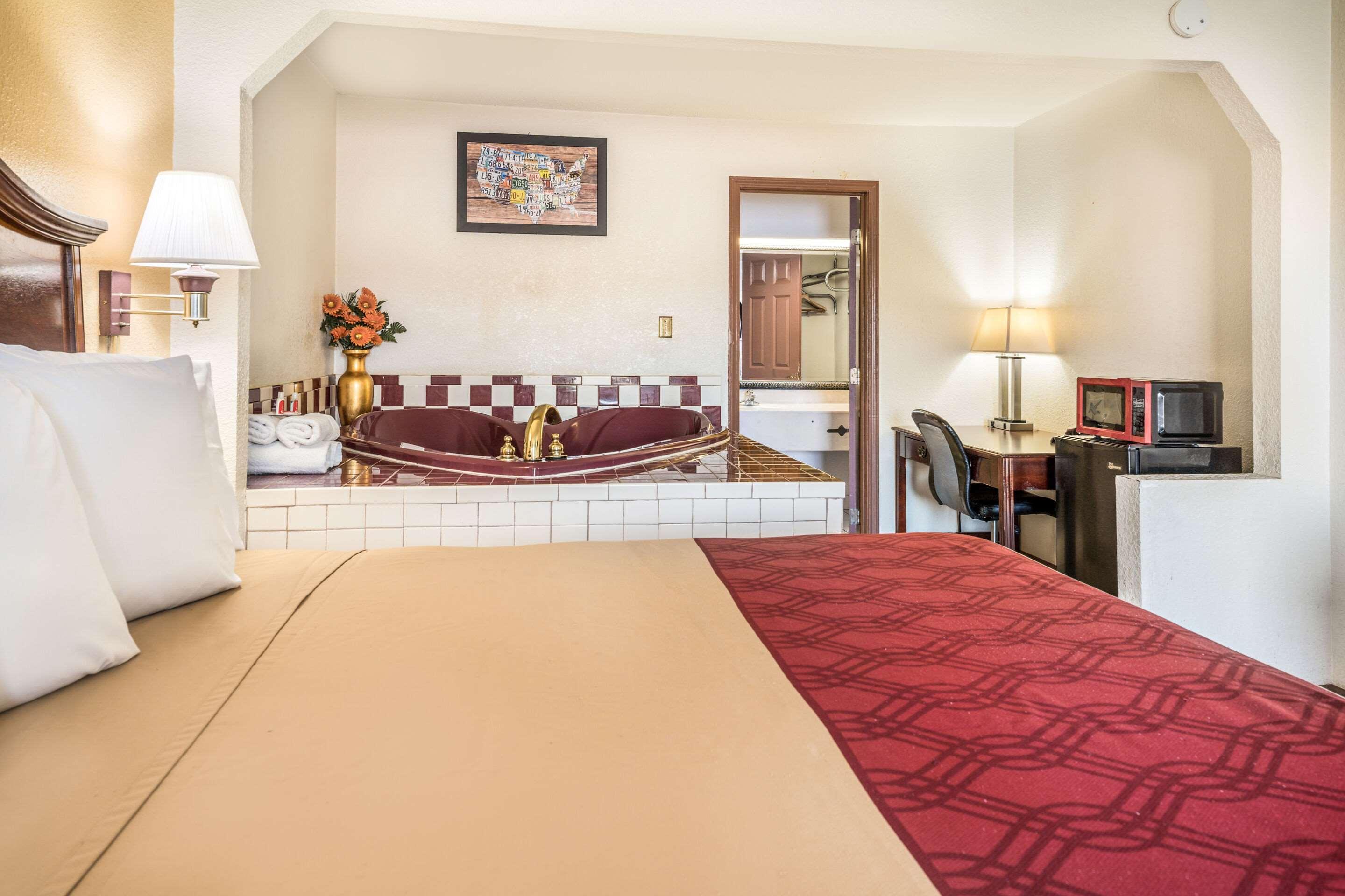 Econo Lodge Inn & Suites Macon Exterior foto